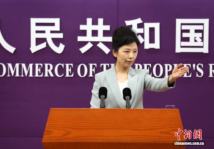 6月4日，中原商务部正在北京举办例止音信揭晓会，商务部消息收行人何咏前便相干题目问记者问。 中新社记者 赵隽 摄
